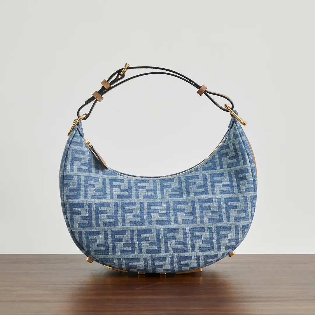 Special chip version FendiFendi! graphySmall moon bag.. The modern shape of the tact is a very clear detail.. FFThe light blue cowboy material of the pattern., A little rice-coloured cow skin., The bottom of the gold metal can be seen when carrying it under the armpit.FENDIWord. - We're going to pull the chain., There's a layer of fabric liner., Metals with gold edifice. Adjustable Dismantled Handler, It's easy to carry.. With a fixed shoulder belt., It's easy to slash.. Dimensions29x24.5x10cm Paragraph
