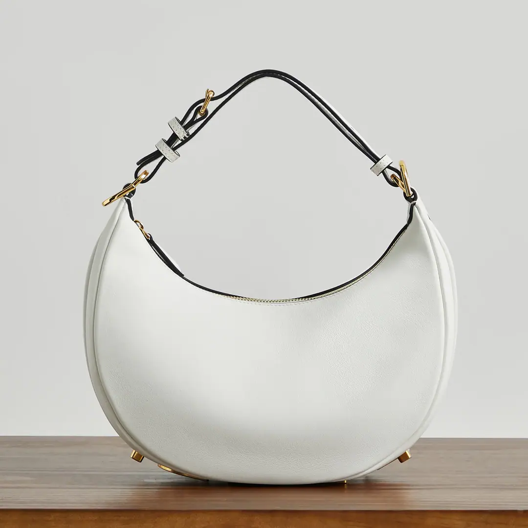 Medium white praphyPut the armpit in your bag., It's a moth., Bigger the classic metal.Logo[FEND1]It's decorated at the bottom of the bag., The envelope's spelt is very appropriate to the line of the body., I'm so full of fashion when I'm under my armpits., It's a walking lawn plant.！ Medium Dimensions29x24.5x10cm