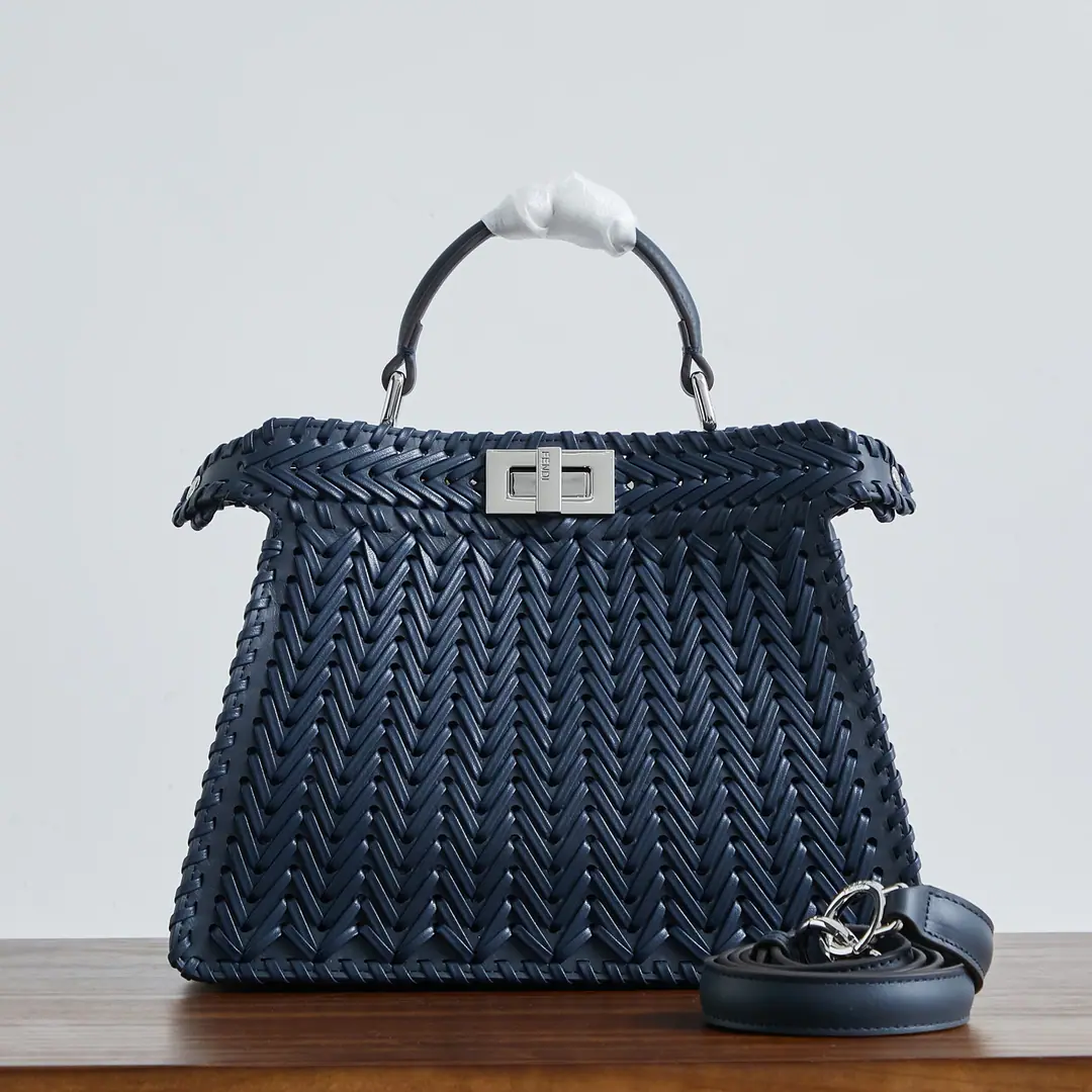 Dark Blueweaving 🎶 Fend•Iconic Peekaboo ISeeU Import of leather matter, The edge and the front are colored with the same braids. It's got a classic twist of two layers. Hand handle and modifiable disassembly straps You can pick it up or slash it.Size:27-11-21cm Paragraph