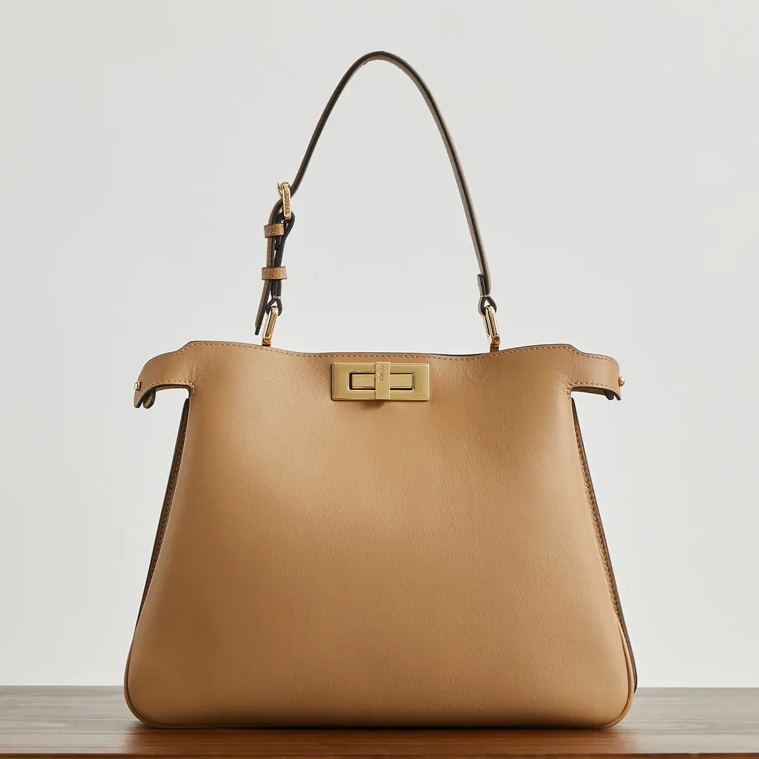 🔥🔥Latest logo𝐏𝐄𝐄𝐊𝐀𝐁𝐎𝐎 Medium Handbag, The skin of the calf is delicate and soft., Details are in place., Both sides of the divide open., It's a very large and very stylish capacity., Inside, inside., Shoulder band adjustable, But with your shoulder on your hand., The match is extremely high.☑️ size33×10×25.5cm Paragraph8822