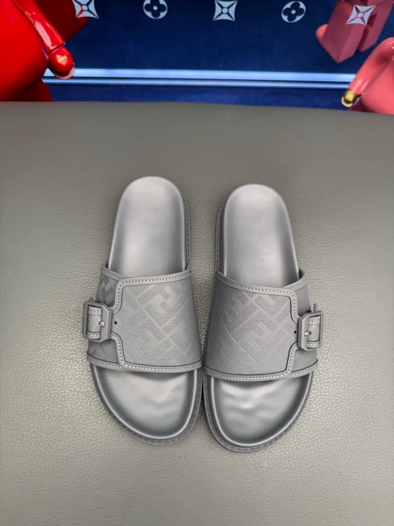 FENDI Fendi! The slippers are out of the stock.💄How can we lose the little monster this summer?💄Original Imported Special Metal Decoration➕Original private model！Details determine success., Good quality is not afraid to zoom in on details.！The feet are super comfortable.！You need a nice, cool pair of sandals this summer.👣 Standard code number: 39-44（38.45.46Make a reservation.）