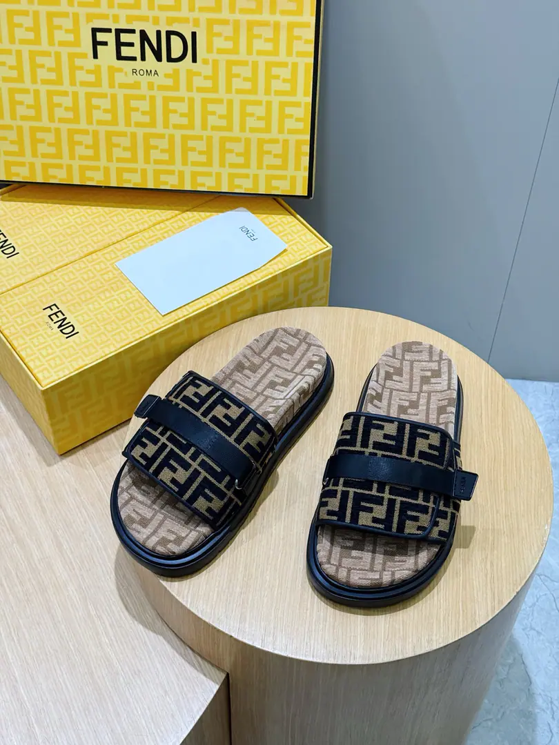 FENDIFendi Beach with rubber slippers for the men. A wide band of sandals.. PUROSE SHOES LIGHT, Extremely flexible.. Slip-proof rubber soles. Rubber material. Shoes are so different., FFPattern Size:39-44(38.45 46Do it.）