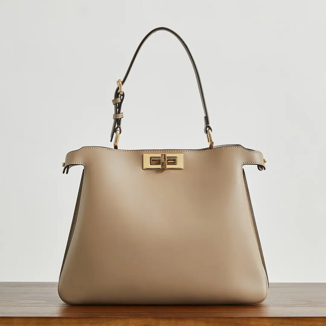 🔥🔥Latest logo𝐏𝐄𝐄𝐊𝐀𝐁𝐎𝐎 Medium Handbag, The skin of the calf is delicate and soft., Details are in place., Both sides of the divide open., It's a very large and very stylish capacity., Inside, inside., Shoulder band adjustable, But with your shoulder on your hand., The match is extremely high.☑️ size33×10×25.5cm Paragraph8822