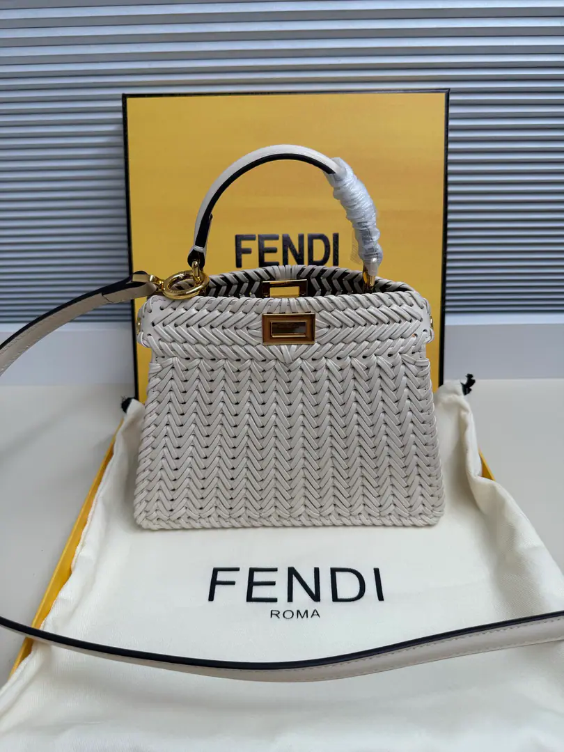 🎶 Fend•Iconic ekaboo ISeeU Import of leather matter, The edge and the front are colored with the same braids. It's got a classic twist of two layers. Hand handle and modifiable disassembly straps You can pick it up or slash it.Size:20-11-15cm Paragraph: 5002