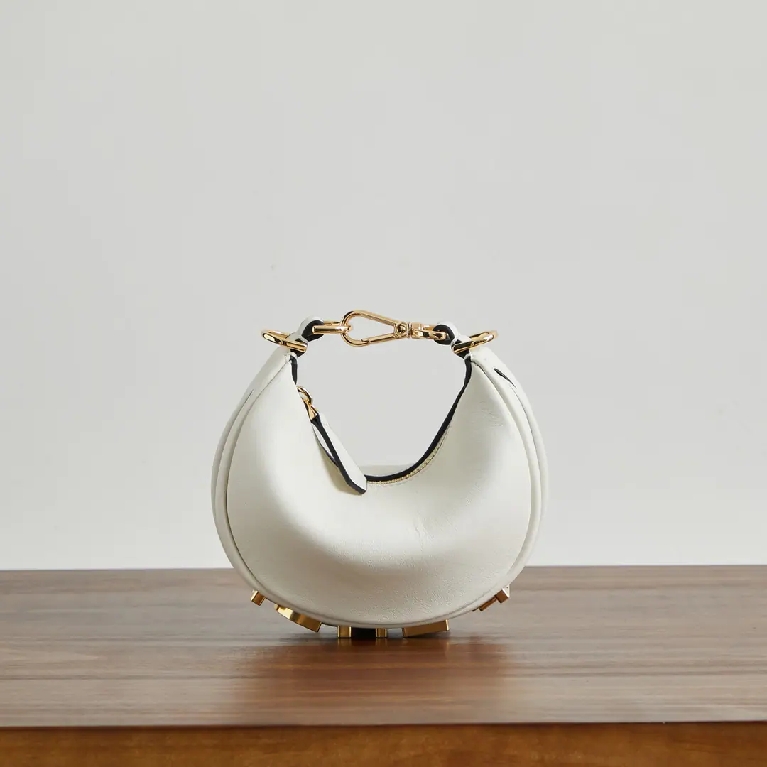White Mini-Class. praphyHandkerchief., It's a moth., Bigger the classic metal.Logo[FEND1]It's decorated at the bottom of the bag., The envelope's spelt is very appropriate to the line of the body., I'm so full of fashion when I'm under my armpits., It's a walking lawn plant.！ Mini-Man. Dimensions 16.5x14x5cm