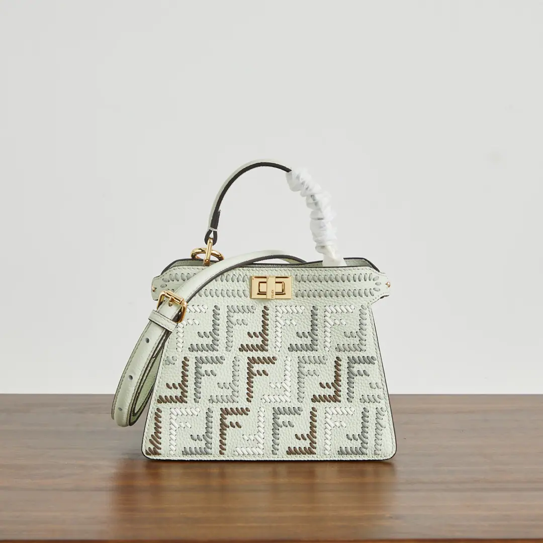 Special chip version, Small🔥🔥🔥 🎶 peekaboo New Series ISeeU petite The calf has a very delicate skin., One side is a classic pair of hand-woven.F Logo✨And on the other side, it's a simple, elegant wrapping., A bag of two styles., A simple, generous person., It's practical and practical. Size:20-11-15cm