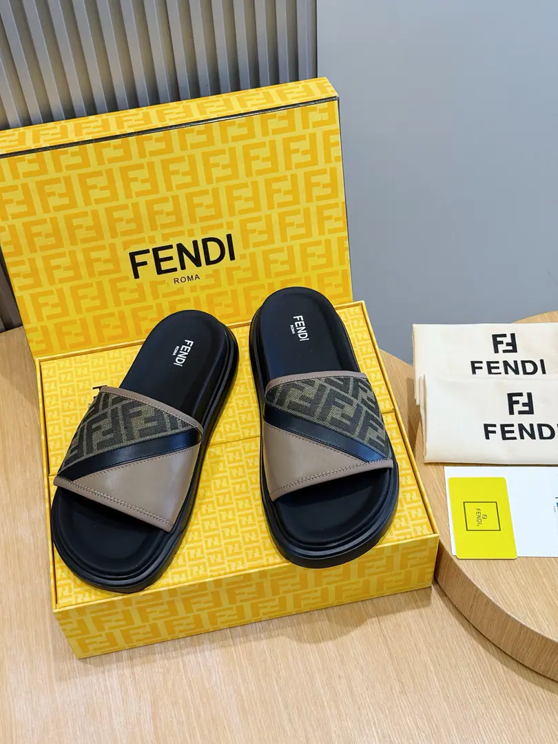FENDIFendi Beach with rubber slippers for the men. A wide band of sandals.. PUROSE SHOES LIGHT, Extremely flexible.. Slip-proof rubber soles. Rubber material. Shoes are so different., FFPattern Size:39-44(38.45 46Do it.）