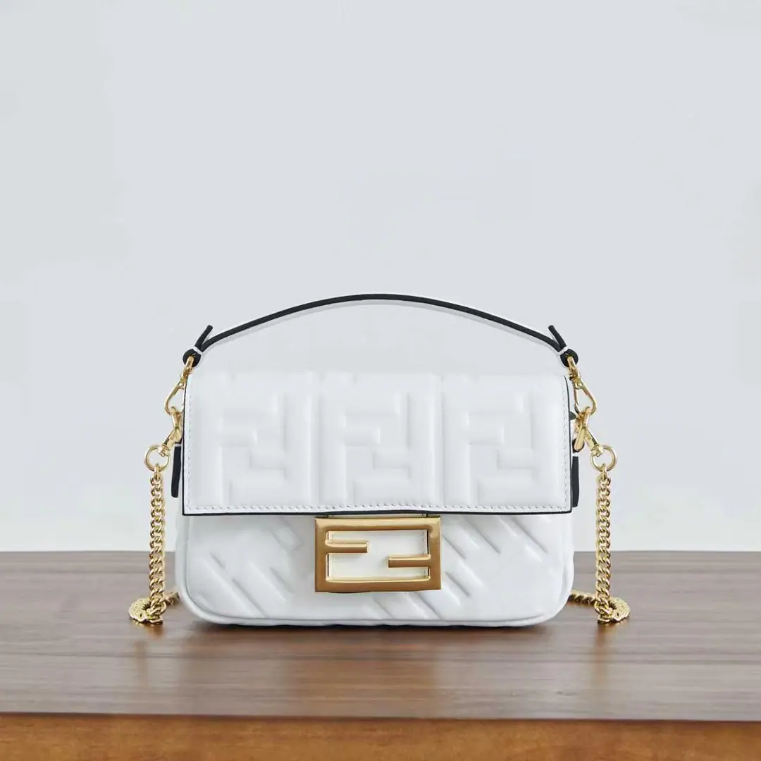 🔥🔥🔥 SignalBaguetteThe small handbag is designed with a cap., Yes.FFMagnetic buttons. The insides are tied to zippers.. With a disassemble shoulder belt., You can pick it up or slash it.. The mirror effect is silver leather.. Yes, I do.FFPumping pattern. Rude, metal-faced. Dimensions19cm Paragraph