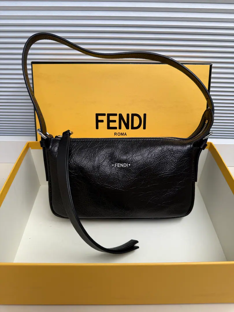 Zip TopSmall pocket. Black crack leather handbag. The cargo. 8BS B14MF0QA1 Zip TopSmall pocket., It's got long zippers and metal.FENDIWord. By the sign. CuneoThe pattern was inspired by the punctuation on the ancient Roman pillar.. Black cracked cow leather.. There's a liner in the inner layer., Silver-faced metal. Regable shoulder belt, It's a comfortable shoulder.. Capable6.7Inches of smartphones, Card keys and lipstick.. Italian manufacture. Height14cm|Depth4cm|Length23cm