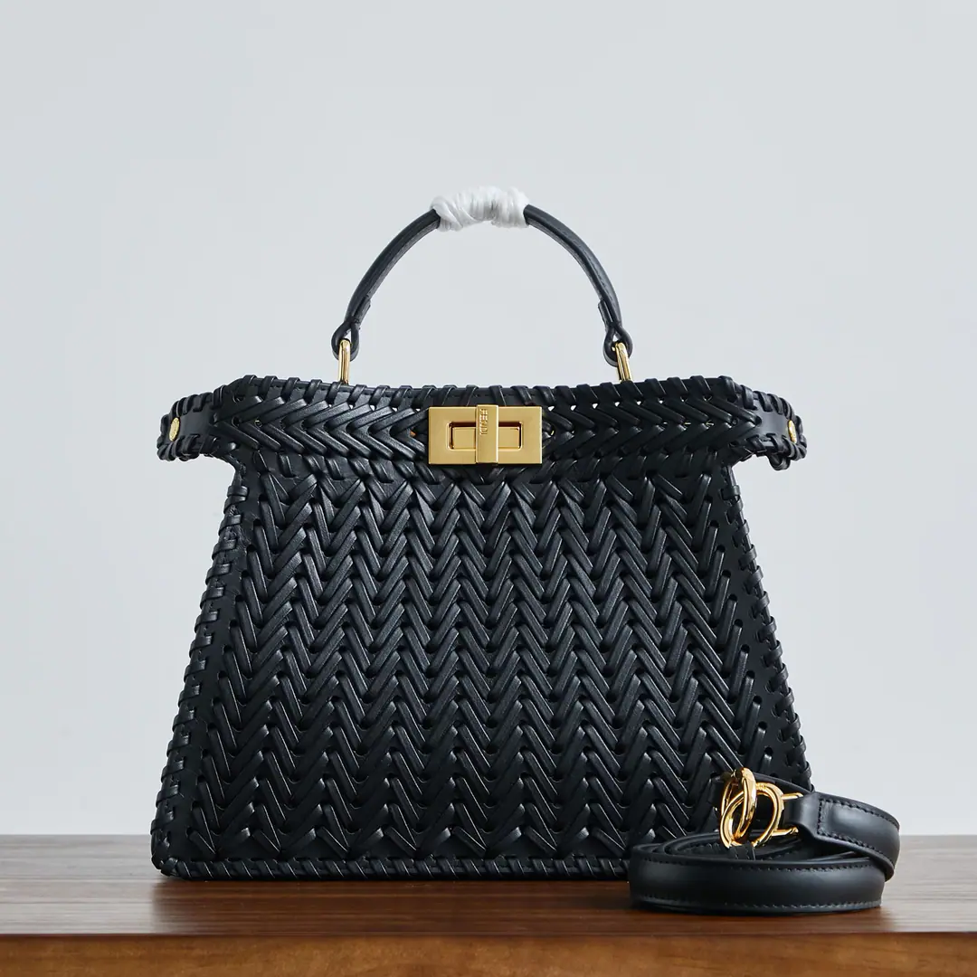 Blackweaving 🎶 Fend•Iconic Peekaboo ISeeU Import of leather matter, The edge and the front are colored with the same braids. It's got a classic twist of two layers. Hand handle and modifiable disassembly straps You can pick it up or slash it.Size:27-11-21cm Paragraph