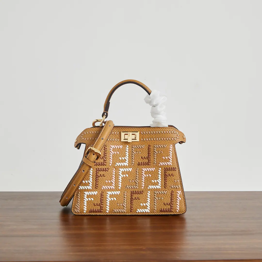 Special chip version, Small🔥🔥🔥 🎶 peekaboo New Series ISeeU petite The calf has a very delicate skin., One side is a classic pair of hand-woven.F Logo✨And on the other side, it's a simple, elegant wrapping., A bag of two styles., A simple, generous person., It's practical and practical. Size:20-11-15cm