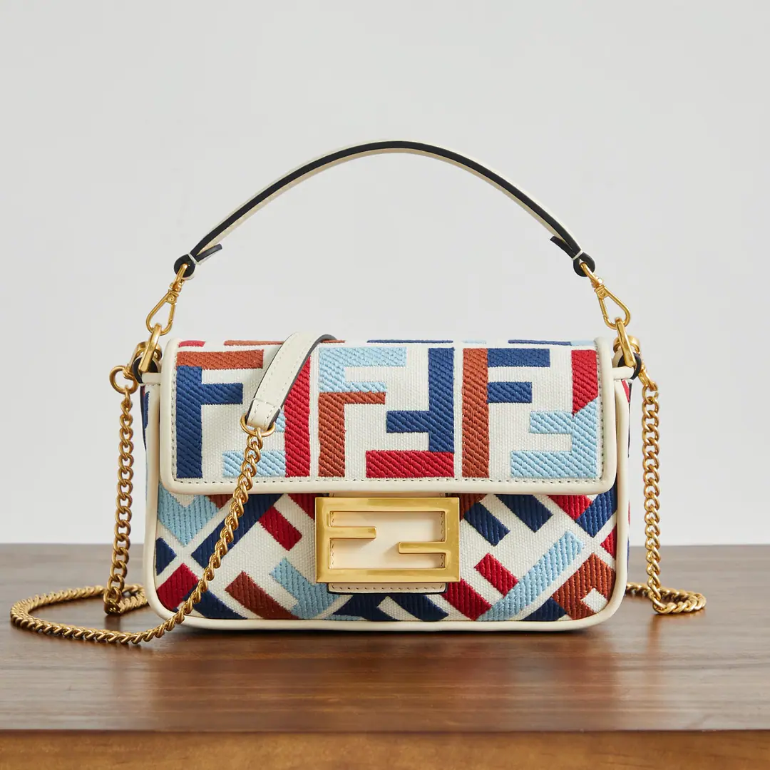 🔥🔥🔥 The logo mini-s.Baguette“Handbag., Original machine fabric, To use the symbol of combing line embroideryFFPattern, MatchFFTights.. It's a color-like leather detail.. Heads up., Magnetic buttons, There's a layer of internal fabric liner., With pockets and gold-faced metal.. The handbags are equipped with disassembly handles and chained shoulder belts., But the handy., Shoulder or slash Capable6.7Inches of smartphones, Mini TritoldCard or wallet, Keys and lipstick.. Dimensions: 13*5*20 cm Paragraph: 0159