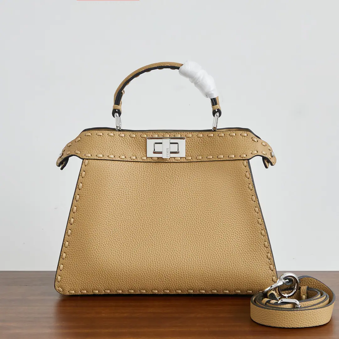 🔥🔥Almond. 🎶 Fend•Iconic Peekaboo ISeeU Importing leather skin from calf, The same color is made of a large sign. It's got a classic twist of two layers. Hand handle and modifiable disassembly straps You can pick it up or slash it.Size:27-11-21cm Paragraph: Chip