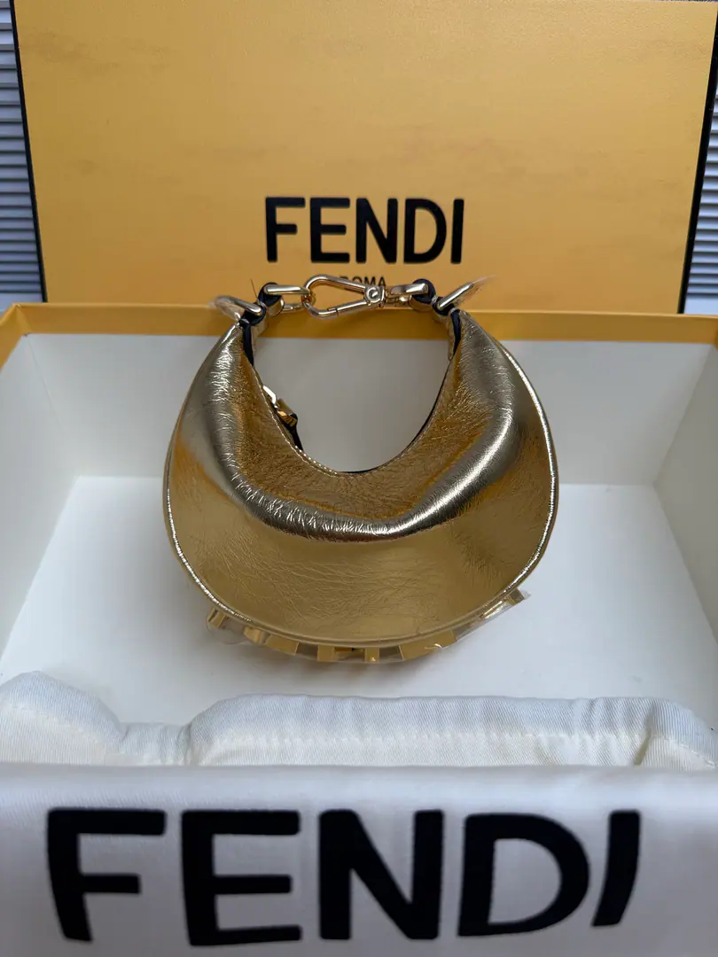 FEND1praphyPut the armpit in your bag., It's a moth., Bigger the classic metal.Logo[FEND1]It's decorated at the bottom of the bag., The envelope's spelt is very appropriate to the line of the body., I'm so full of fashion when I'm under my armpits., It's a walking lawn plant.！Dimensions 16.5x14x5cm Paragraph: 8024
