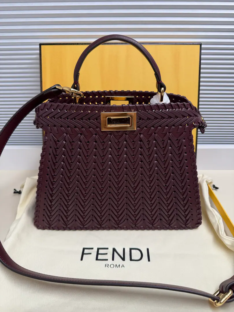 🎶 Fend•Iconic ekaboo ISeeU Import of leather matter, The edge and the front are colored with the same braids. It's got a classic twist of two layers. Hand handle and modifiable disassembly straps You can pick it up or slash it.Size:27-11-21cm Paragraph: 5002