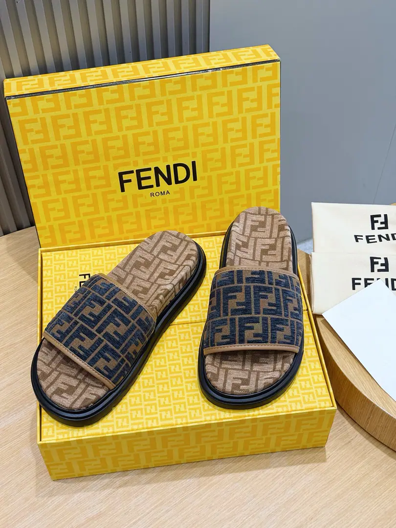 FENDIFendi Beach with rubber slippers for the men. A wide band of sandals.. PUROSE SHOES LIGHT, Extremely flexible.. Slip-proof rubber soles. Rubber material. Shoes are so different., FFPattern Size:39-44(38.45 46Do it.）