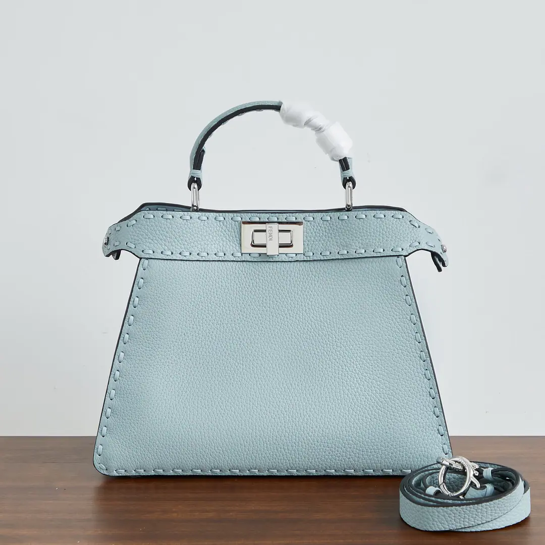 Special chip version🔥🔥Light blue 🎶 Fend•Iconic Peekaboo ISeeU Importing leather skin from calf, The same color is made of a large sign. It's got a classic twist of two layers. Hand handle and modifiable disassembly straps You can pick it up or slash it.Size:27-11-21cm Paragraph: Chip