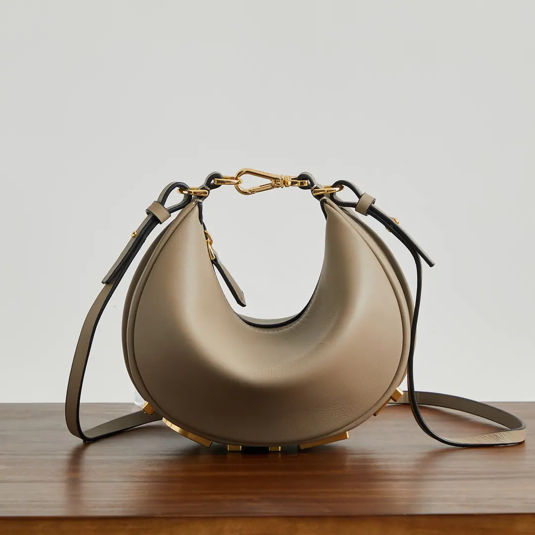 Small number gray. praphyPut the armpit in your bag., It's a moth., Bigger the classic metal.Logo[FEND1]It's decorated at the bottom of the bag., The envelope's spelt is very appropriate to the line of the body., I'm so full of fashion when I'm under my armpits., It's a walking lawn plant.！ Small. Dimensions20x7.5x13cm