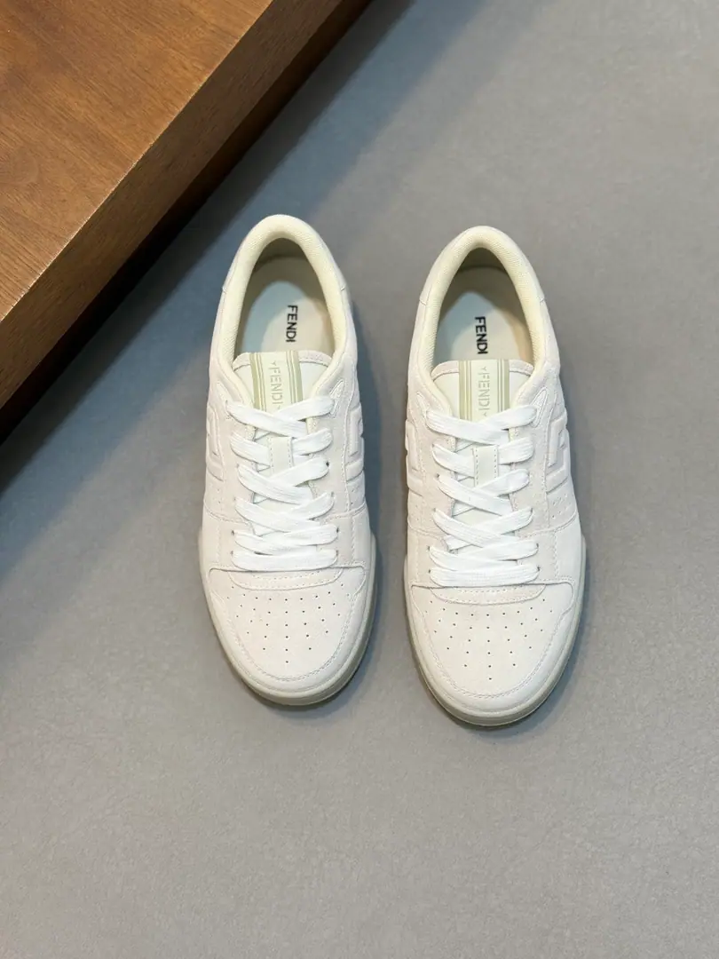 A couple. 36-44 35.45Do it.FENDINew money for the season FENDI MatchSports shoes The white and the fuzzy and the low-looking shoes. MarkerFENDI MatchSports shoes, The shoe and tongue are brand new.FENDI TapeBelt. The white and the fuzzy material., Shoes and side-cams are pierced.. Sides are gluted.FFMark. Rubber soles, SidebandFENDIWord. A shoe box with a tie of the same colour..