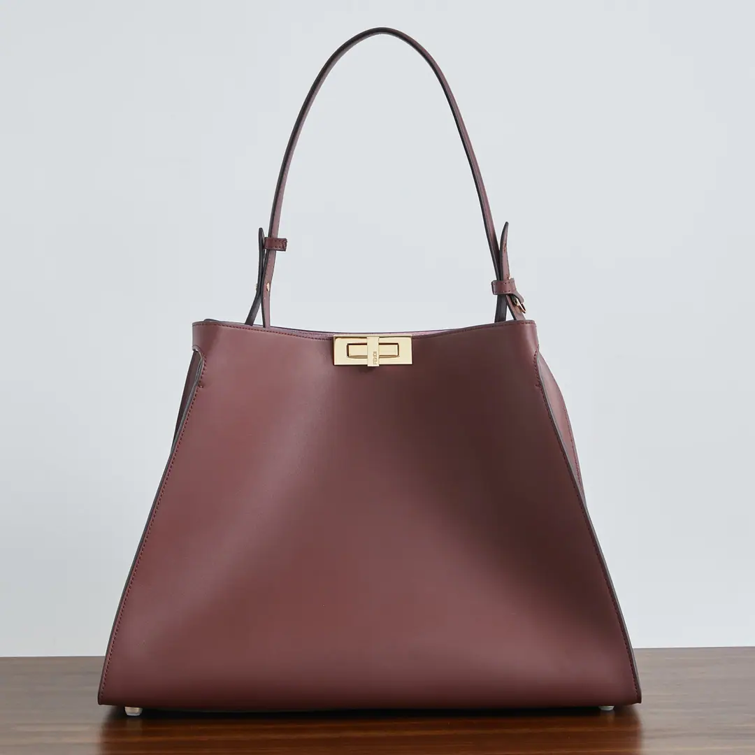 Big number.🔥🔥 Fendi WayNew money coming in.～ Flexible Ladder Outline, The mouth is open., Lines are soft and scalable, Dismantled shoulder belts support the handheld shoulder, It's a classic brandy twist., It's got a card-hutch bag in it., Use imported cow skin+The leather is made of, A large capacity can accommodate a wide range of items, Switching at random in different styles, The street is a perfect fit., ♪ Bring yourself a sense of high-level atmosphere ♪～ size: 43x16x32