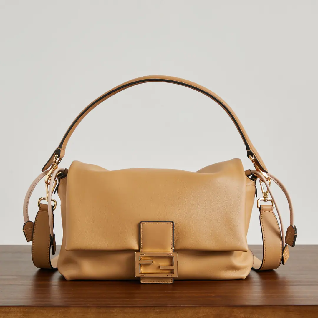Medium almond.🔥🔥🔥 It's brand new.Mamma BaguetteHere we go., The combination of a magic stick and a bag of Fukuoka., None of the softest bags on the net., So soft and twig, too tiny a parchment., He's lazy and he's very advanced.！The symbolic hardware buttons are simple and fashionable with a little sheep skin., The skinline is so loose., The long shoulder and wrist belt are easy to adjust., Free and free., How can I feel?, It's so healing.！ Small Dimensions: 16x10x13cm Medium Dimensions: 26.5x8.5x18cm Large Dimensions: 31.5x12x22cm.
