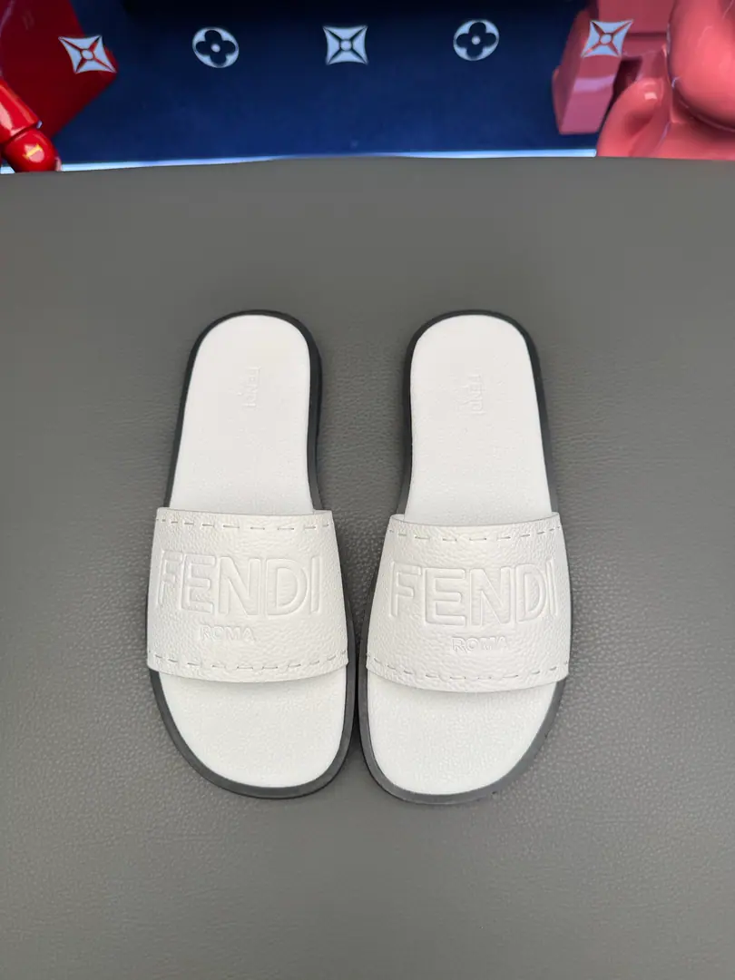 FENDIFendi slippers.💄How can we lose the little monster this summer?💄Original Imported Special Metal Decoration➕Original private model！Details determine success., Good quality is not afraid to zoom in on details.！The feet are super comfortable.！You need a nice, cool pair of sandals this summer.👣 Standard code number: 39-44（38.45.46Make a reservation.）