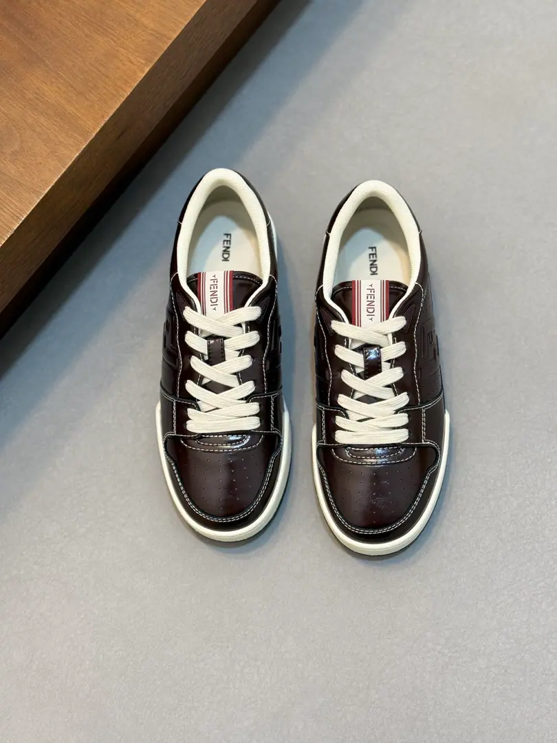A couple. 36-44 35.45Do it.FENDINew money for the season FENDI MatchSports shoes The white and the fuzzy and the low-looking shoes. MarkerFENDI MatchSports shoes, The shoe and tongue are brand new.FENDI TapeBelt. The white and the fuzzy material., Shoes and side-cams are pierced.. Sides are gluted.FFMark. Rubber soles, SidebandFENDIWord. A shoe box with a tie of the same colour..