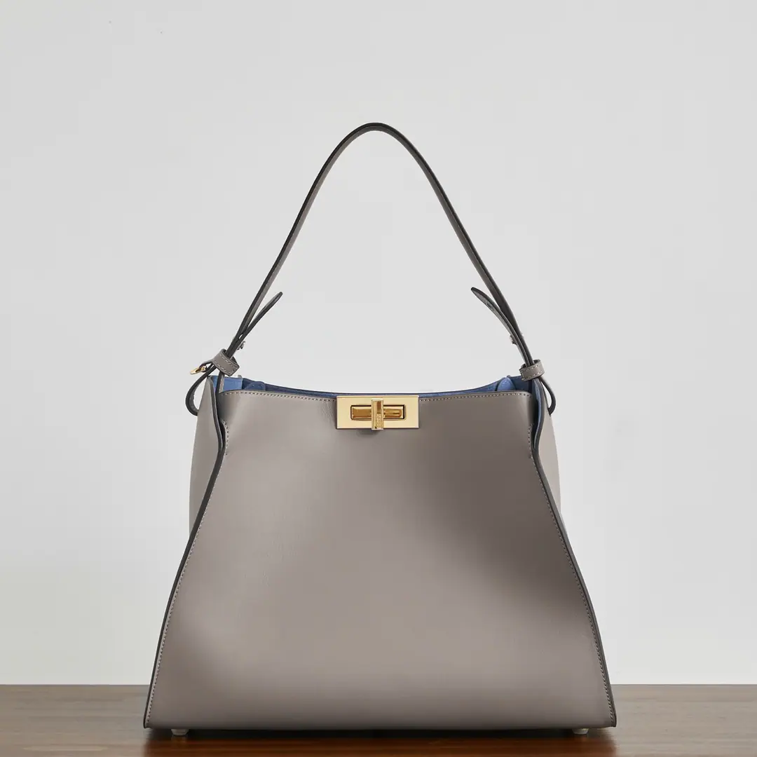 Small🔥🔥 Fendi WayNew money coming in.～ Flexible Ladder Outline, The mouth is open., Lines are soft and scalable, Dismantled shoulder belts support the handheld shoulder, It's a classic brandy twist., It's got a card-hutch bag in it., Use imported cow skin+The leather is made of, A large capacity can accommodate a wide range of items, Switching at random in different styles, The street is a perfect fit., ♪ Bring yourself a sense of high-level atmosphere ♪～ size: 36x13x27