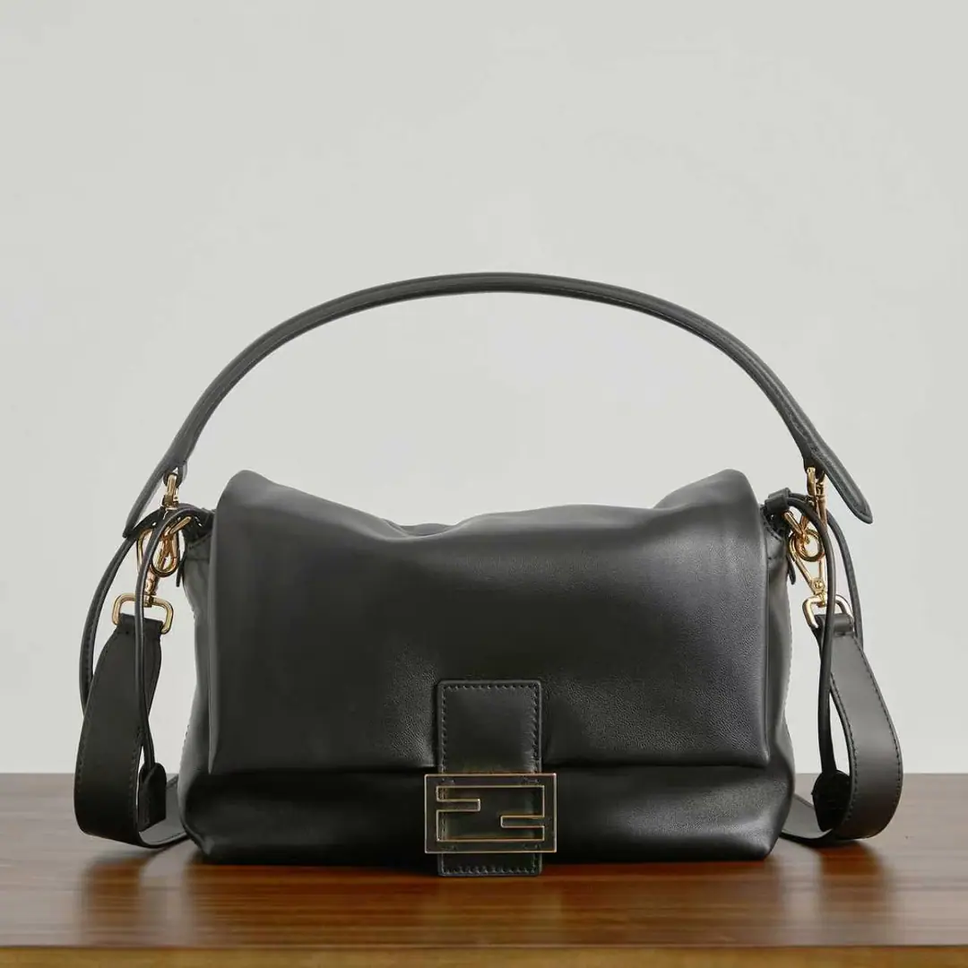 Medium black.🔥🔥🔥 It's brand new.Mamma BaguetteHere we go., The combination of a magic stick and a bag of Fukuoka., None of the softest bags on the net., So soft and twig, too tiny a parchment., He's lazy and he's very advanced.！The symbolic hardware buttons are simple and fashionable with a little sheep skin., The skinline is so loose., The long shoulder and wrist belt are easy to adjust., Free and free., How can I feel?, It's so healing.！ Small Dimensions: 16x10x13cm Medium Dimensions: 26.5x8.5x18cm Large Dimensions: 31.5x12x22cm.