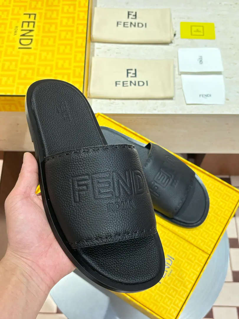 2026FEND*New one's a big slipper.🩴 The whole oxen are really skiny., The stubble is a real stubble.. The fashion is still strong. Shoes are very cozy. Size: 39-44（38.45.46Custom）