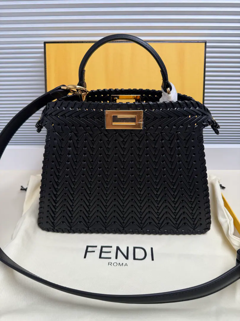 🎶 Fend•Iconic ekaboo ISeeU Import of leather matter, The edge and the front are colored with the same braids. It's got a classic twist of two layers. Hand handle and modifiable disassembly straps You can pick it up or slash it.Size:27-11-21cm Paragraph: 5002