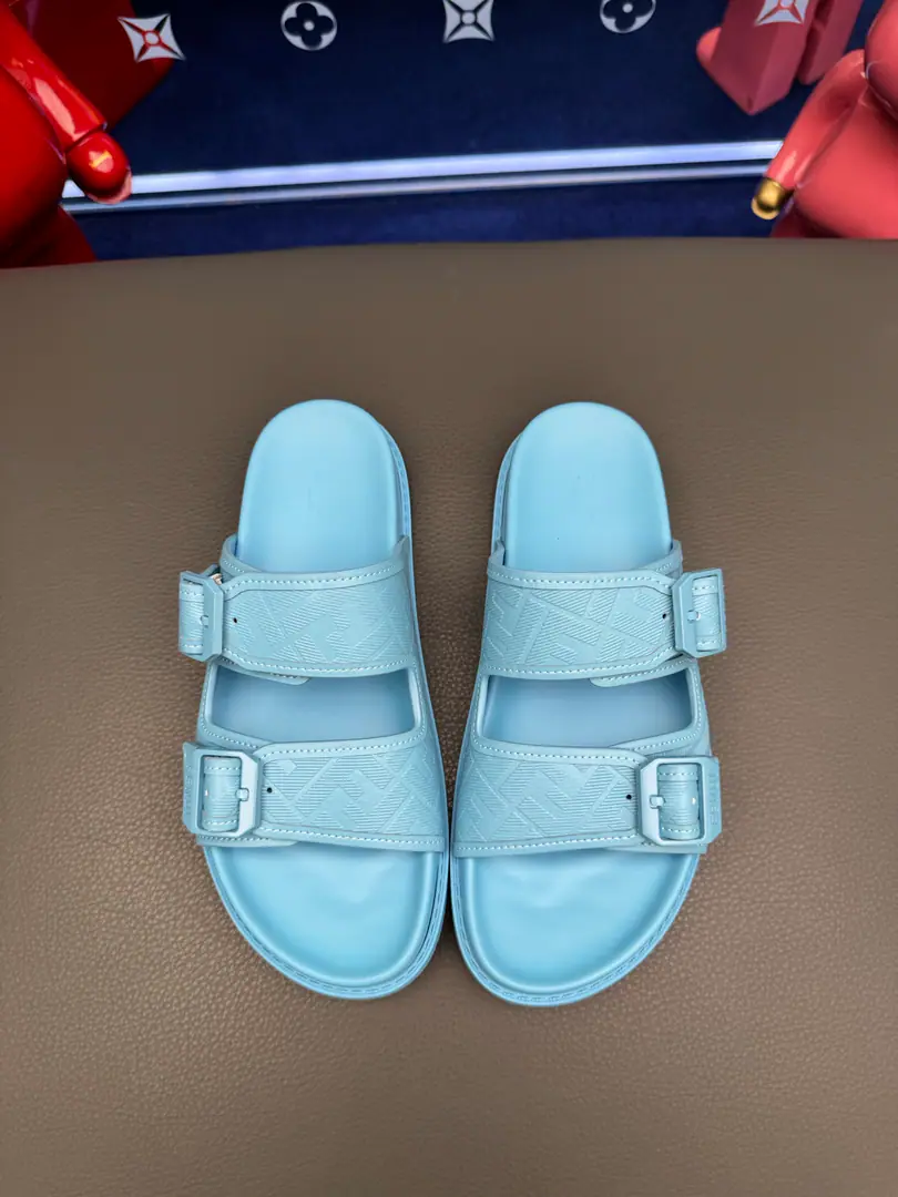 FENDI Fendi! The slippers are out of the stock.💄How can we lose the little monster this summer?💄Original Imported Special Metal Decoration➕Original private model！Details determine success., Good quality is not afraid to zoom in on details.！The feet are super comfortable.！You need a nice, cool pair of sandals this summer.👣 Standard code number: 39-44（38.45.46Make a reservation.）