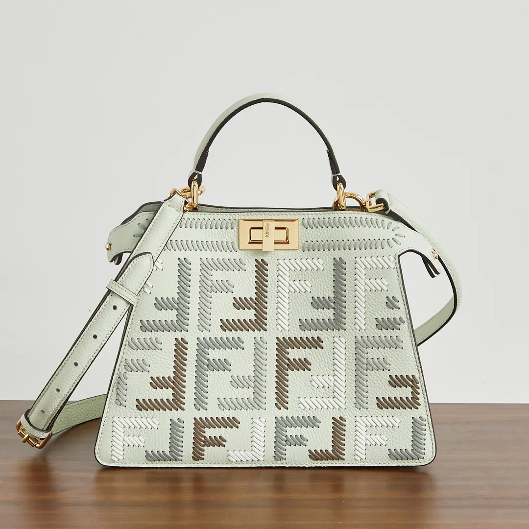 Special chip version, Medium🔥🔥🔥 🎶 peekaboo New Series ISeeU petite The calf has a very delicate skin., One side is a classic pair of hand-woven.F Logo✨And on the other side, it's a simple, elegant wrapping., A bag of two styles., A simple, generous person., It's practical and practical. Size:27-11-20cm