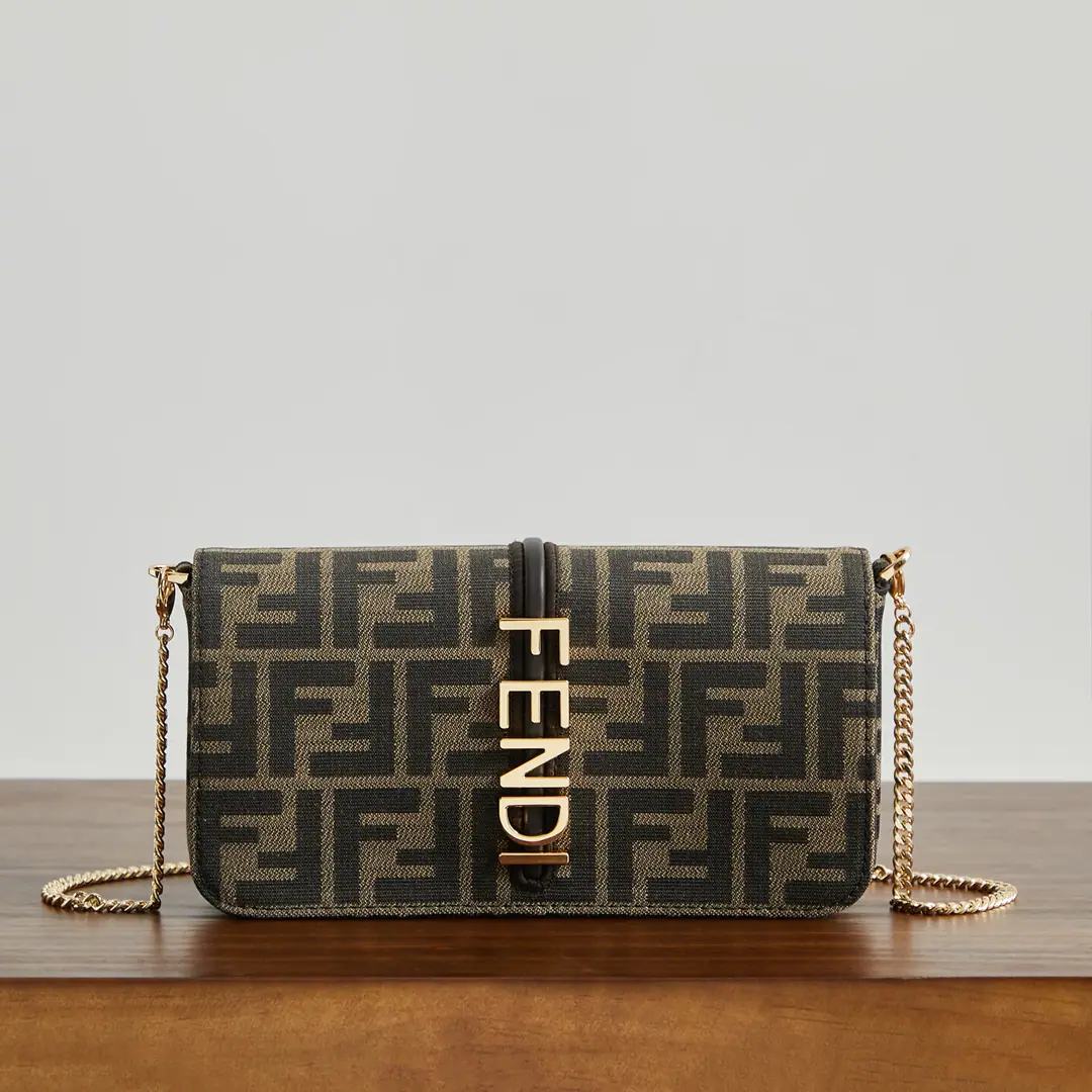 🌹Fendi First List🌹 The new old flower version, a couple of bags. Fendi Graphy, The classic old flower is metal.logo, Simple and unchallenged., You can slash and you can hold your hand., Attaching a small card bag, Perfect.！ Dimensions22x5x11cm