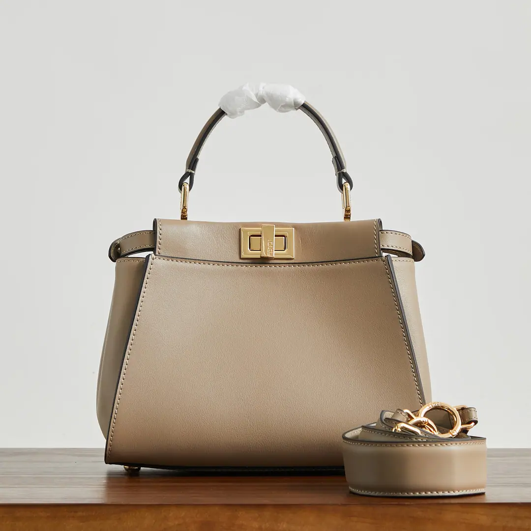 Fendipeekaboo~FENDIPeekaboo, Hide and hide., Madame Chan is noble and elegant.!# But the hand can slash #, It's a really good quality.. The one-hand handle design is very expensive., Plus, it's good to be practical., The scores are high in every way.!It'll all go into a super classic., It's true.!The capacity is enough for going out.! Dimensions: 23.18.12cm Paragraph: 0226
