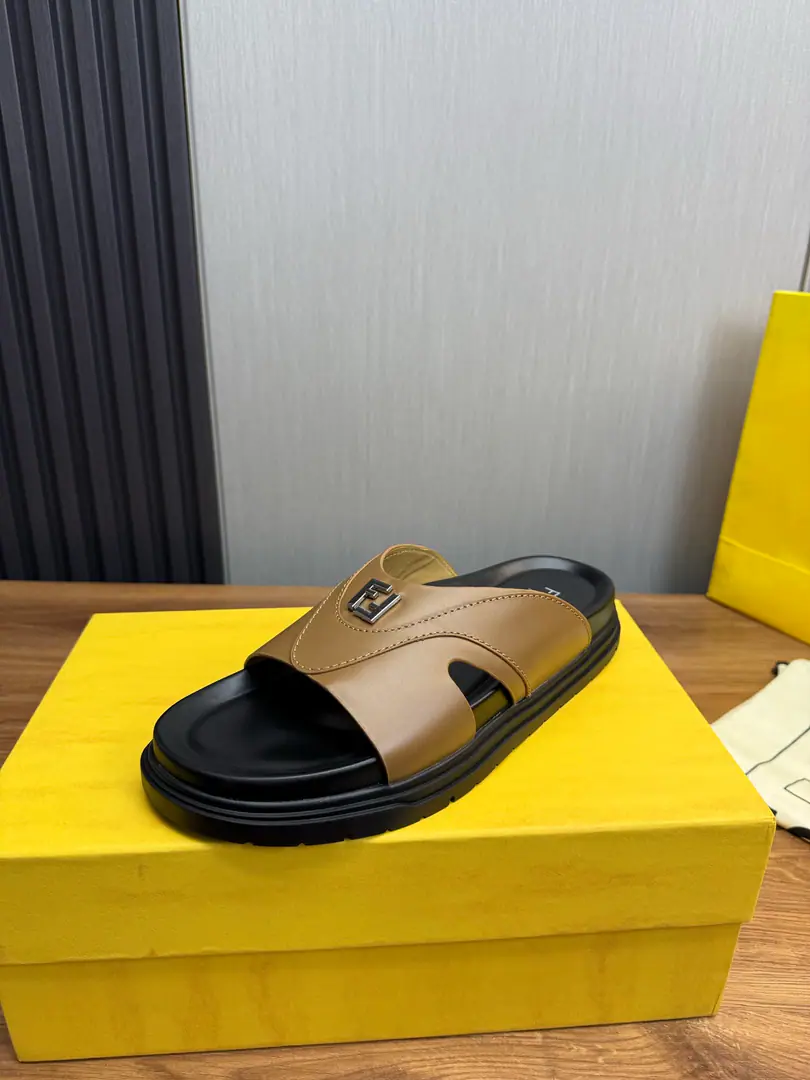 Plant Fendi's men's slippers., ＦＥＮＤＩThe official network is one to one. 38-45Code 45 46 🉑️Make a reservation.！