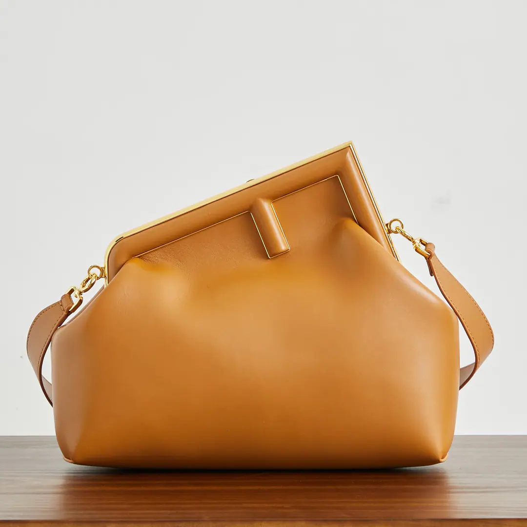 Brown.🔥🔥 🎶 Fend FirstMedium Handbag, Soft sheep., It's got a solid metal.FThe built-in layer is marked.FFLined in pattern, With a strap that can be removed, with a hand or shoulder. Szie:32-15-23.5cm Paragraph