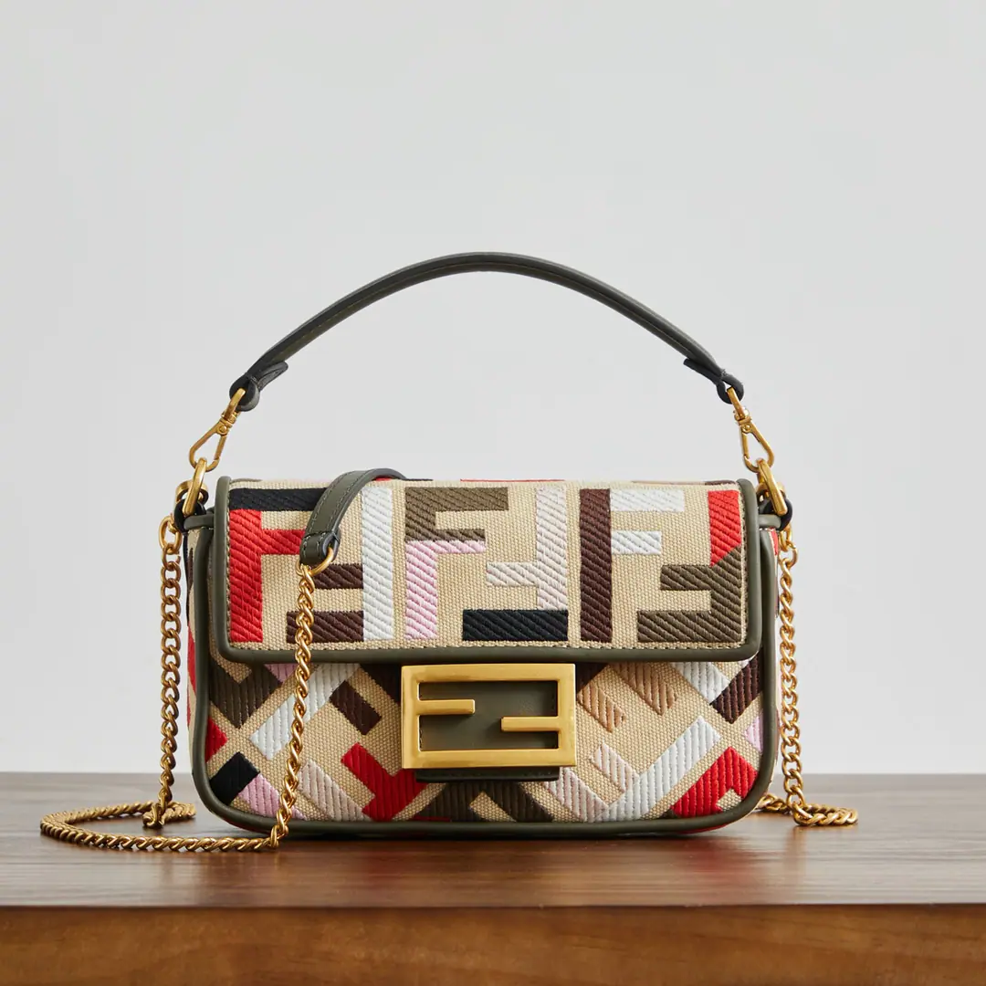 🔥🔥🔥 The logo mini-s.Baguette“Handbag., Original machine fabric, To use the symbol of combing line embroideryFFPattern, MatchFFTights.. It's a color-like leather detail.. Heads up., Magnetic buttons, There's a layer of internal fabric liner., With pockets and gold-faced metal.. The handbags are equipped with disassembly handles and chained shoulder belts., But the handy., Shoulder or slash Capable6.7Inches of smartphones, Mini TritoldCard or wallet, Keys and lipstick.. Dimensions: 13*5*20 cm Paragraph: 0159