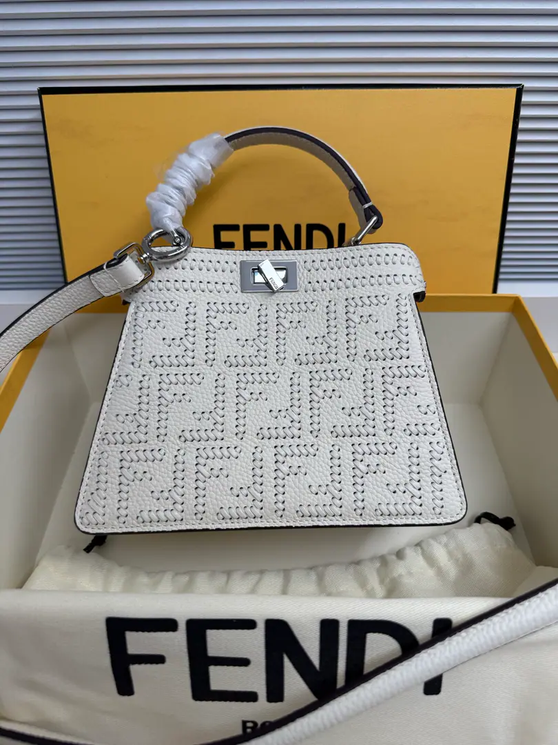 🎶 peekaboo New Series ISeeU petite The calf has a very delicate skin., One side is a classic pair of hand-woven.F Logo✨And on the other side, it's a simple, elegant wrapping., A bag of two styles., A simple, generous person., It's practical and practical.. Paragraph Weaver trumpets Size:20-11-15cm