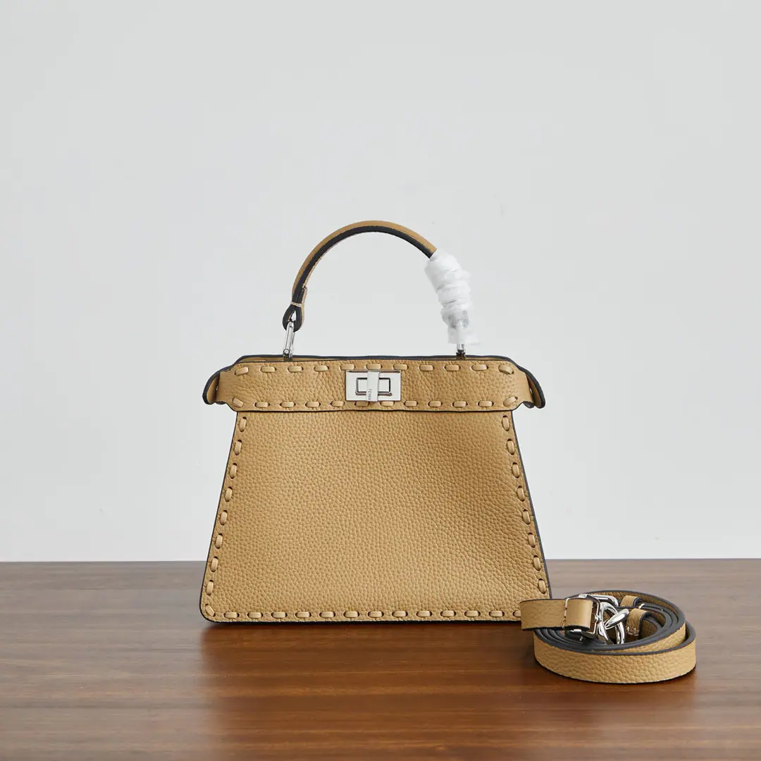 Apricot. 🎶 Fend•Iconic Peekaboo ISeeU Mini Importing leather skin from calf, The same color is made of a large sign. It's got a classic twist of two layers. Hand handle and modifiable disassembly straps You can pick it up or slash it.Size:20-11-15.5cm Paragraph: Chip