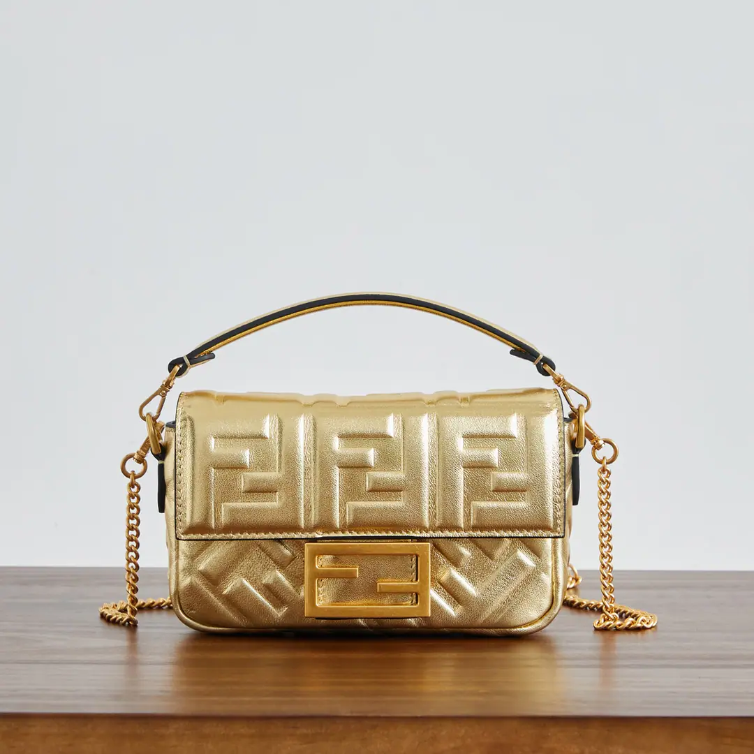 🔥🔥🔥 SignalBaguetteThe small handbag is designed with a cap., Yes.FFMagnetic buttons. The insides are tied to zippers.. With a disassemble shoulder belt., You can pick it up or slash it.. The mirror effect is silver leather.. Yes, I do.FFPumping pattern. Rude, metal-faced. Dimensions19cm Paragraph
