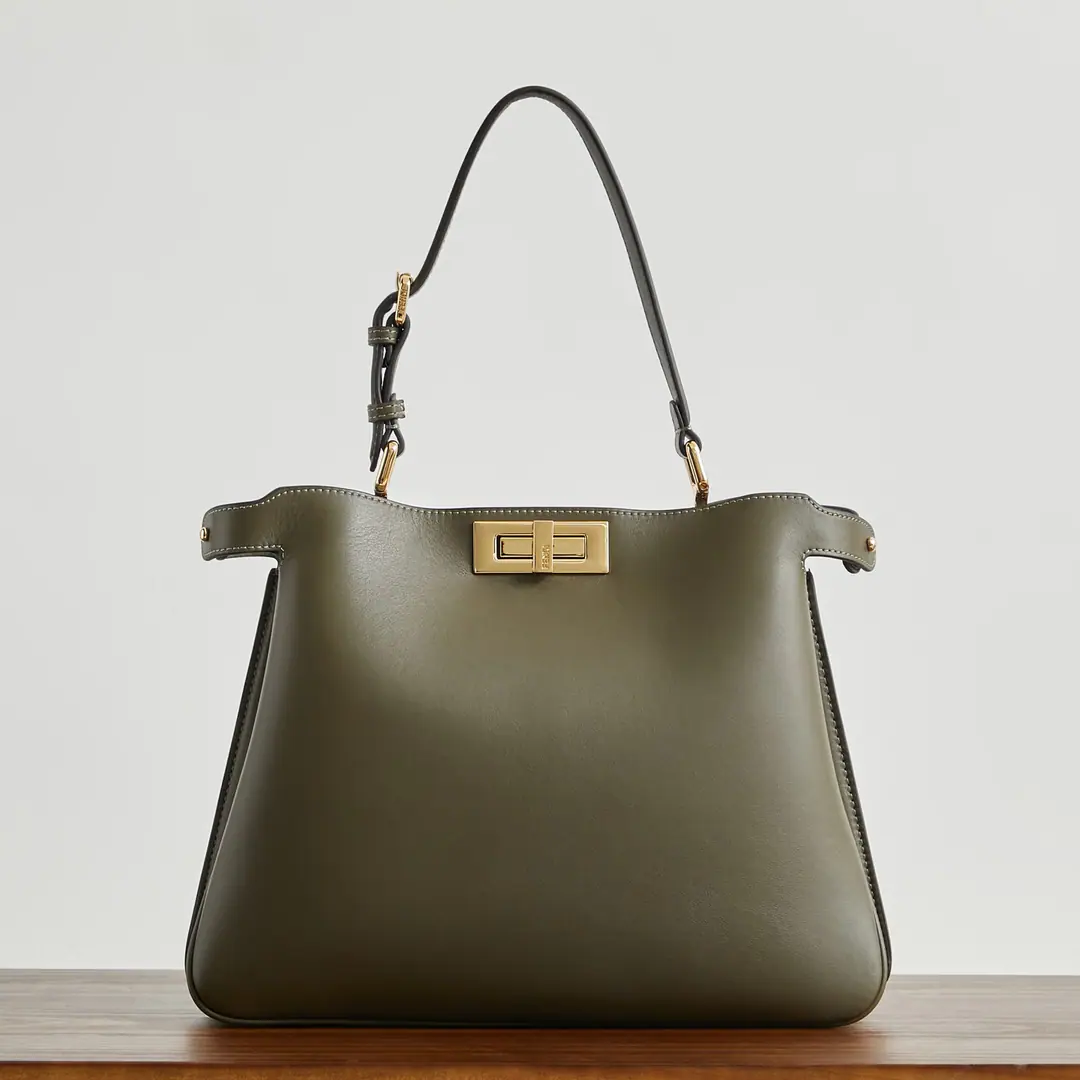 🔥🔥Latest logo𝐏𝐄𝐄𝐊𝐀𝐁𝐎𝐎 Medium Handbag, The skin of the calf is delicate and soft., Details are in place., Both sides of the divide open., It's a very large and very stylish capacity., Inside, inside., Shoulder band adjustable, But with your shoulder on your hand., The match is extremely high.☑️ size33×10×25.5cm Paragraph8822