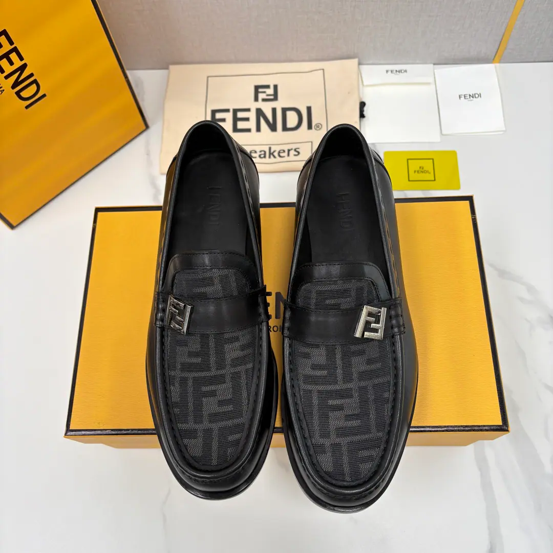 💋💍FDNew fend* Finn.-D! O’LockLeFleur shoes. Official sales priceRMB, Use imported cattle skin/FFBring the fabric./Open the beads./The light-faced cow skin. There's a visible hand sew on the shoe., Shoes with bars and stales. Fend* O'LockMetal button details. It's brown./Fire gray with fabric mounds. Silver-faced metal. The inside water dyes the skin of the cow. Original Italian🇮🇹That's a big shot. FFtpu Materials, I'm taking the rubber stickers back. I'm wearing it. It's a classic elegant style. It's a modern aesthetic interpretation. Standard leather shoe code number: 39～44# （38.45.46🉑Do it.） Batch