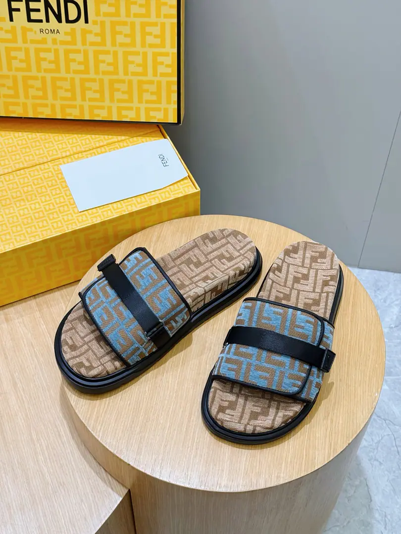 FENDIFendi Beach with rubber slippers for the men. A wide band of sandals.. PUROSE SHOES LIGHT, Extremely flexible.. Slip-proof rubber soles. Rubber material. Shoes are so different., FFPattern Size:39-44(38.45 46Do it.）