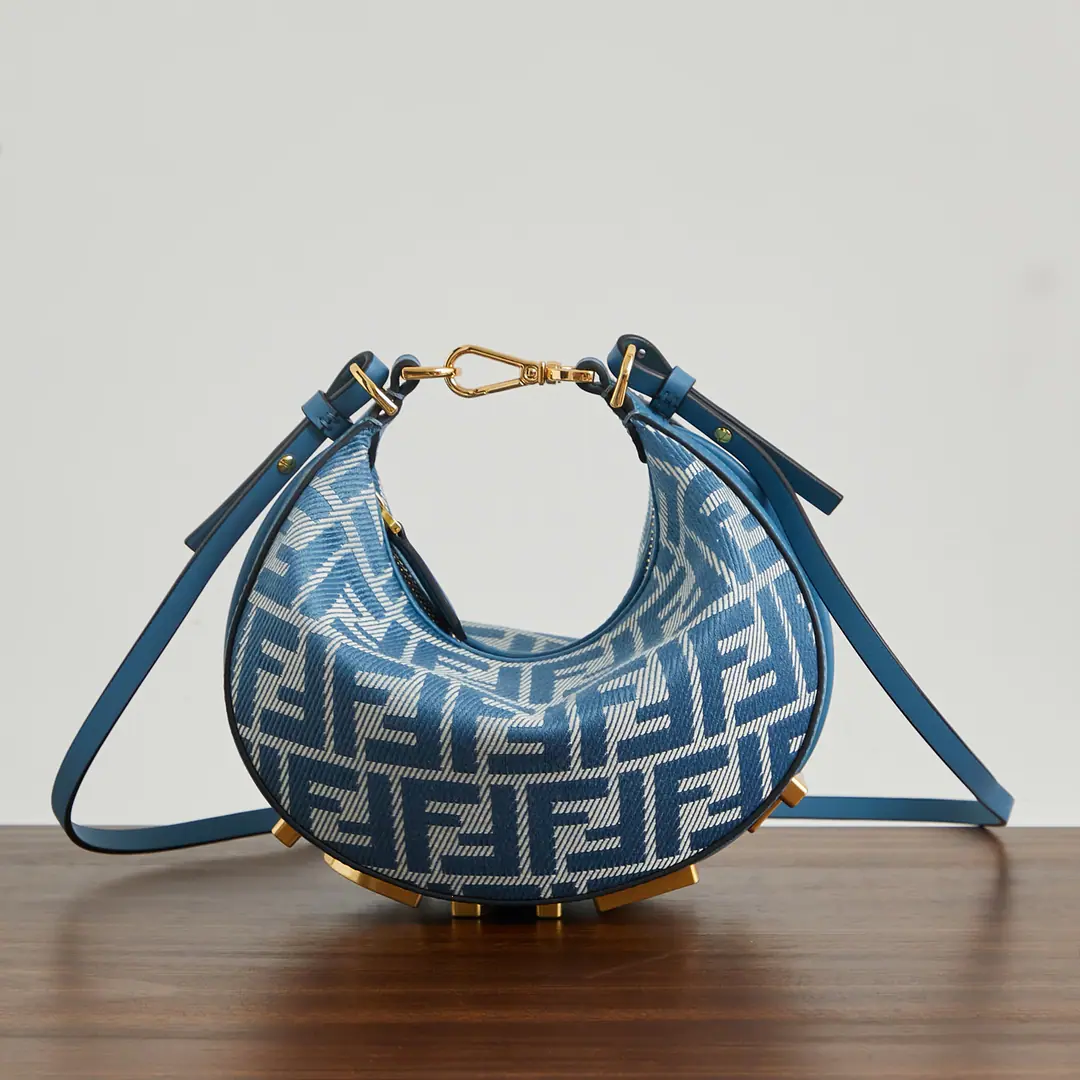 🔥🔥🔥 The little blue cowboy old flower.praphyPut the armpit in your bag., It's a moth., Bigger the classic metal.LogoFEND1]It's decorated at the bottom of the bag., The envelope's spelt is very appropriate to the line of the body., I'm so full of fashion when I'm under my armpits., It's a walking lawn plant.！ Size of the trumpet20×7.5×13cm