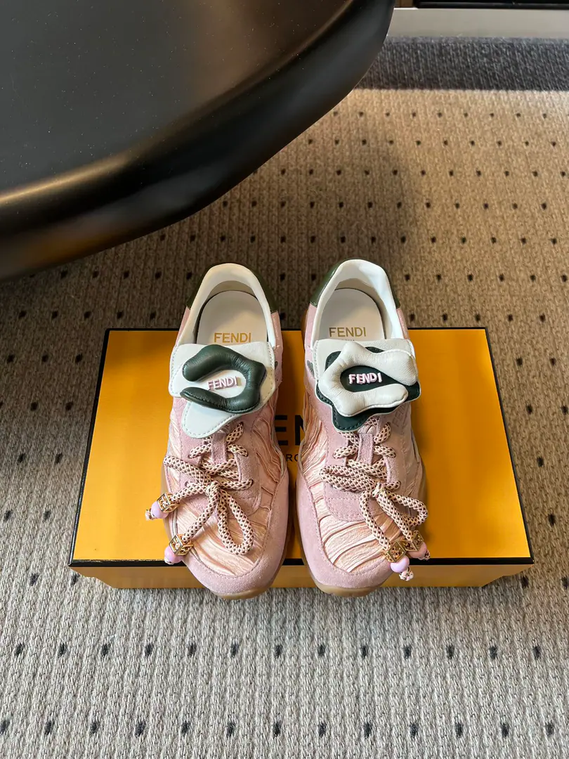 Fend*26ssThe flower of early spring will roll up Gad's shoes. New flowers, new shoes., Sweet girl Spring Ha is a direct god seal.！The logo flower flipping shoe tongue., It's two styles that can be flipped and switched., Sweetness is so cool that it's so cool.. The regood shoe is a thick pair., The upper leg second shows the small legs., Little Tin Tin-Chu is definitely a good one.. Multi-material assembly process, The soft feet are so comfortable., I've been wearing it long enough., The day is free from stress.. 4The Dopamine fairy., I'll be your partner for the whole spring and summer., You look good with skirts and pants., Telecommuting, Date, The whole street is a good fit.. Shoe.: Cows are counter-feat./Brush Uchi.: Bullskins. Otsumi!: Original version to open size: 35-40Code（40Code custom is not to be changed） He's tall.: 2cm