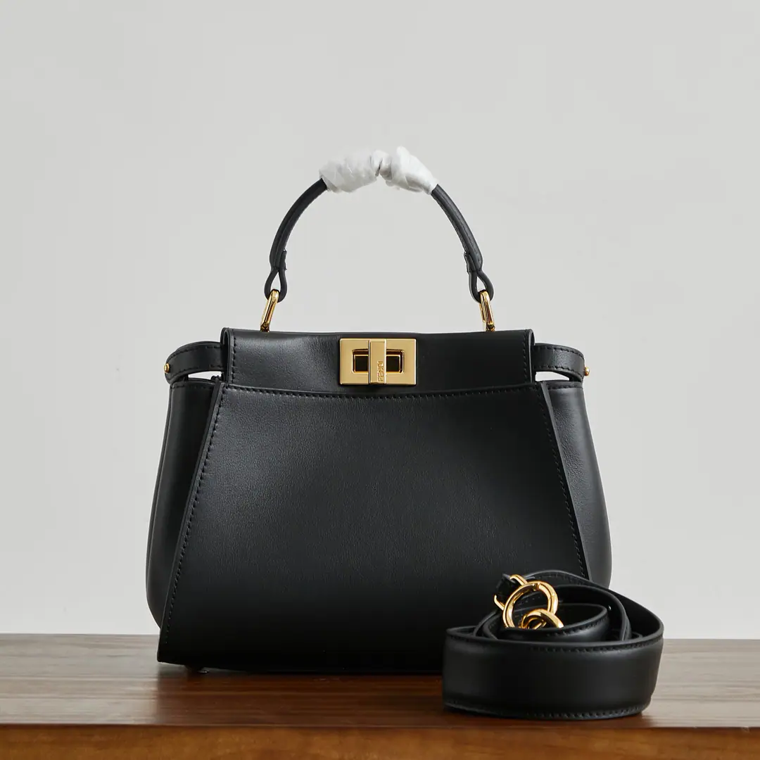 Fendipeekaboo~FENDIPeekaboo, Hide and hide., Madame Chan is noble and elegant.!# But the hand can slash #, It's a really good quality.. The one-hand handle design is very expensive., Plus, it's good to be practical., The scores are high in every way.!It'll all go into a super classic., It's true.!The capacity is enough for going out.! Dimensions: 23.18.12cm Paragraph: 0226