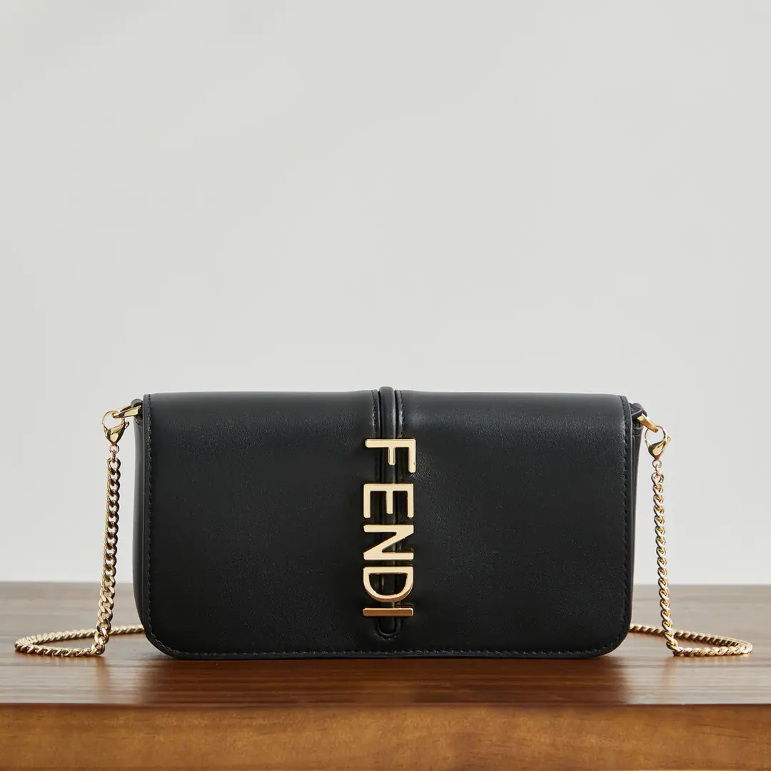 🌹Fendi First List🌹 The new old flower version, a couple of bags. Fendi Graphy, The classic old flower is metal.logo, Simple and unchallenged., You can slash and you can hold your hand., Attaching a small card bag, Perfect.！ Dimensions22x5x11cm