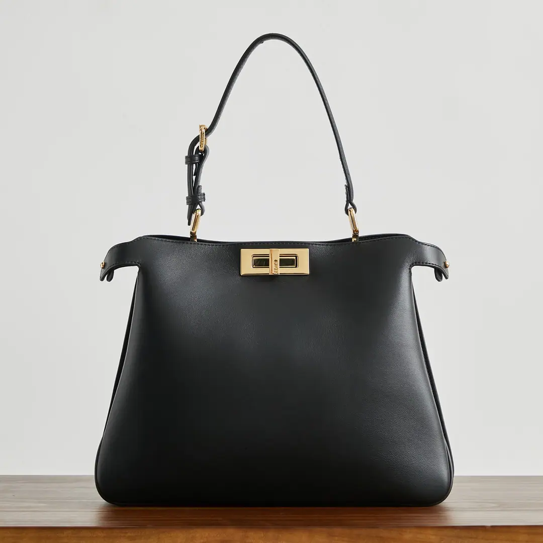 🔥🔥Latest logo𝐏𝐄𝐄𝐊𝐀𝐁𝐎𝐎 Medium Handbag, The skin of the calf is delicate and soft., Details are in place., Both sides of the divide open., It's a very large and very stylish capacity., Inside, inside., Shoulder band adjustable, But with your shoulder on your hand., The match is extremely high.☑️ size33×10×25.5cm Paragraph8822