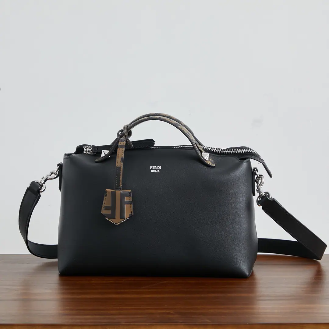 🔥🔥 BY THE WAY- Pull the zipper and close the Boston handbag., Handheld design, Embrace cards. There's two pockets inside., We're separating two layers through the partition., There's another pocket.. Adjustable to Disassemble Shoulda. Cow skin making. plating, metal-forming. Dimensions28*15*13 Paragraph: 2303